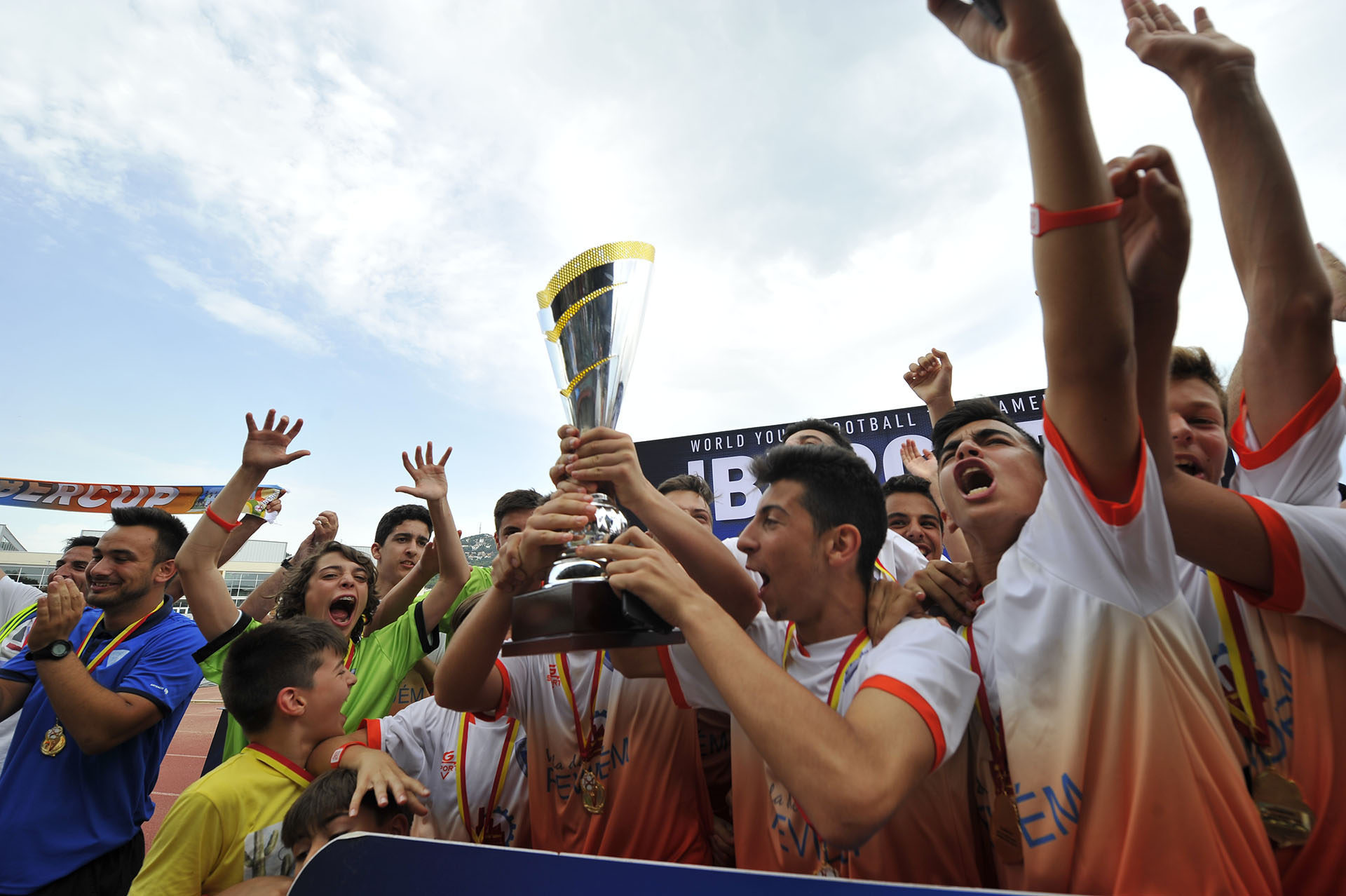 IberCup Barcelona - cheering players with the cup - Road to Sport