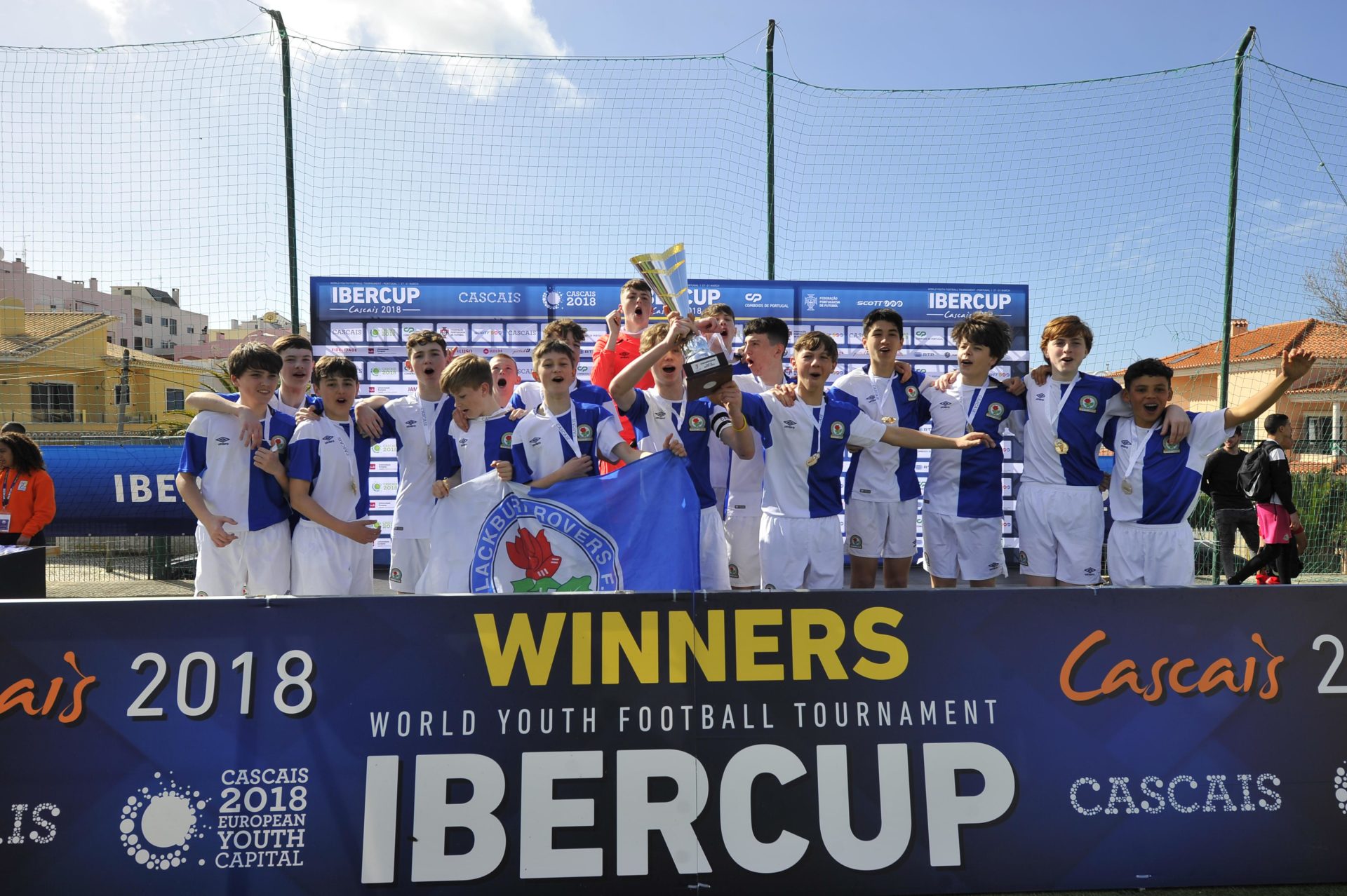 IberCup Cascais - the winners with the cup - Road to Sport